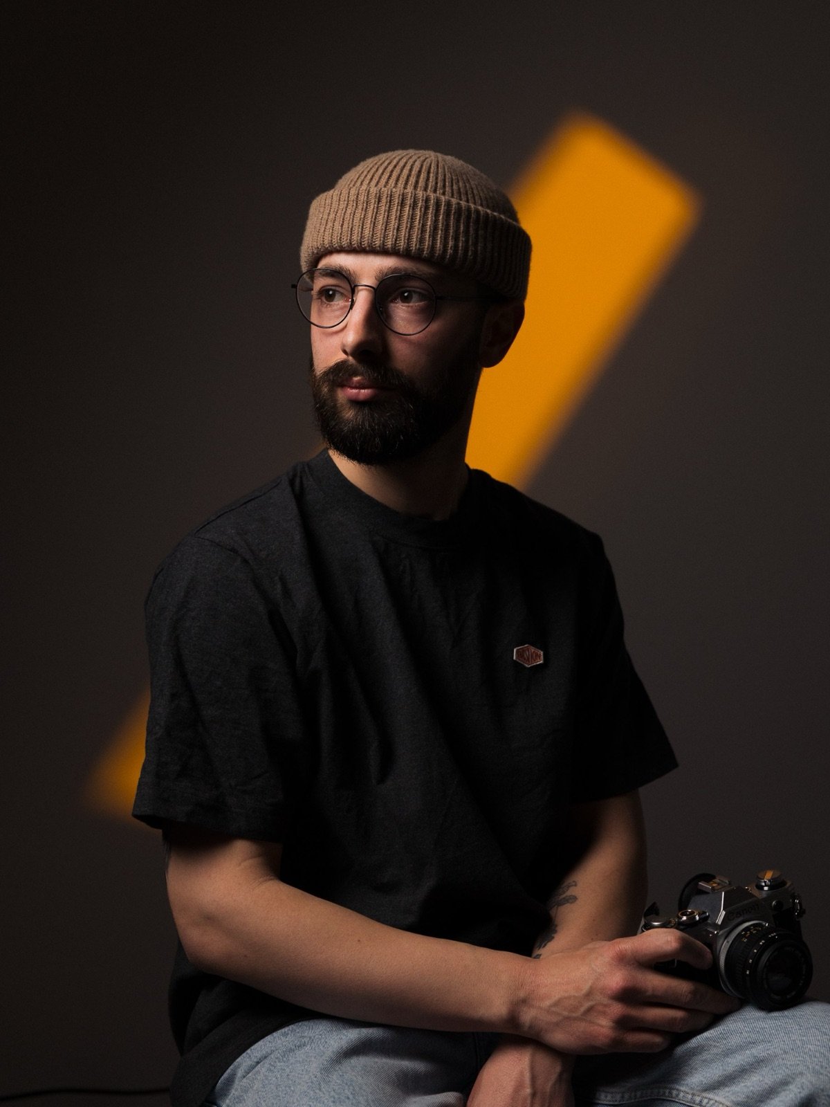 Portrait d'Aurélien, vidéaste et photographe de FLOU STUDIO, appareil argentique à la main